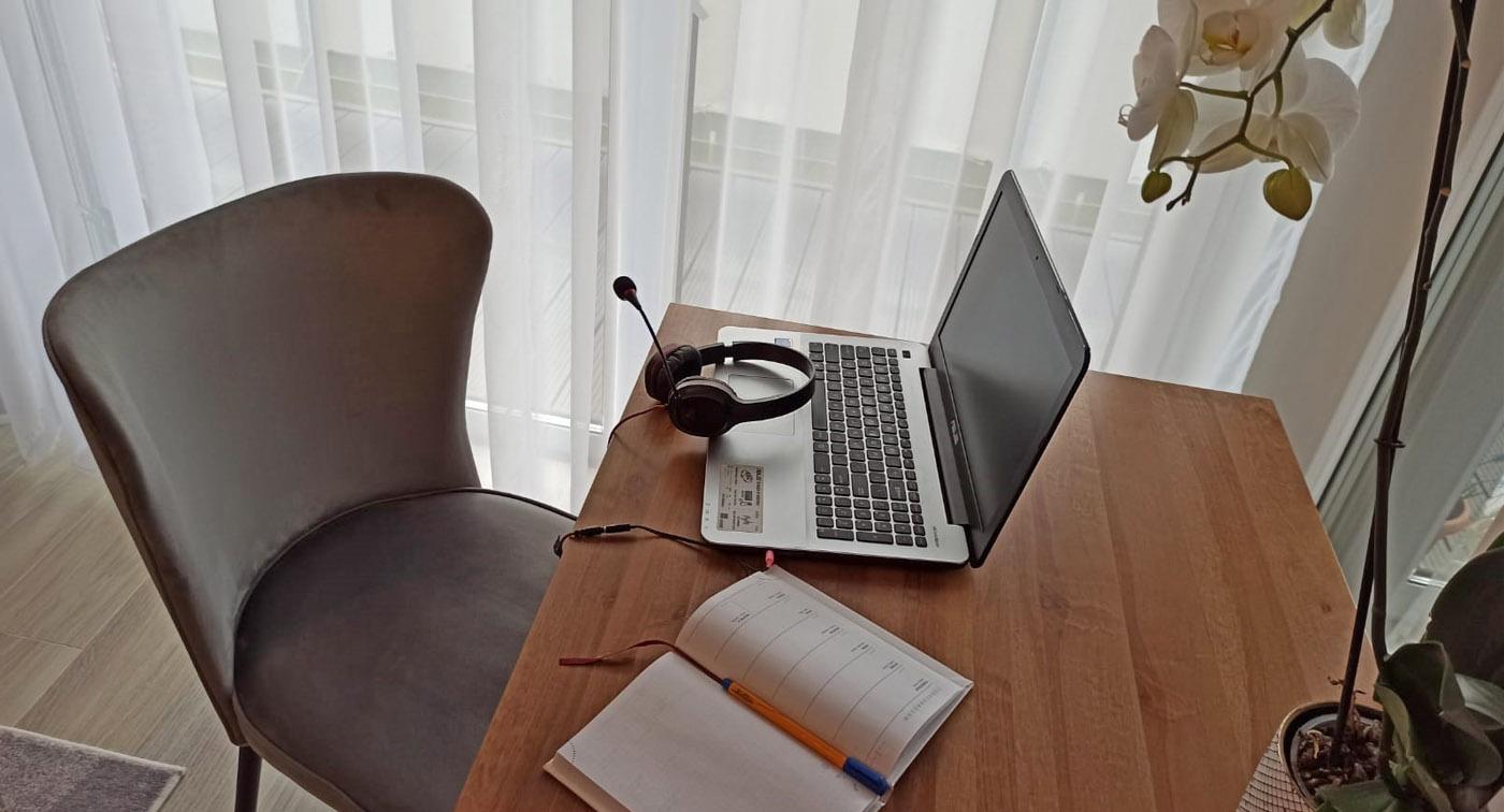 Home office nie zwalnia – biurko w domu